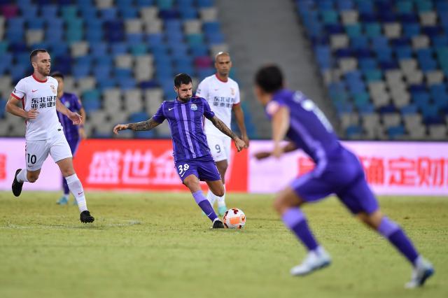 天天盈球足球比分-津门虎淘到大师级中场 于根伟发愁后防天坑咋填？